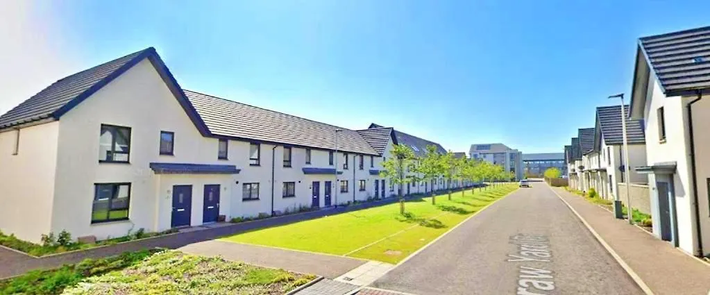 Ferienhaus Newbuild - 3 Bedrooms, 2 Baths,5 Mins From Airport EDI