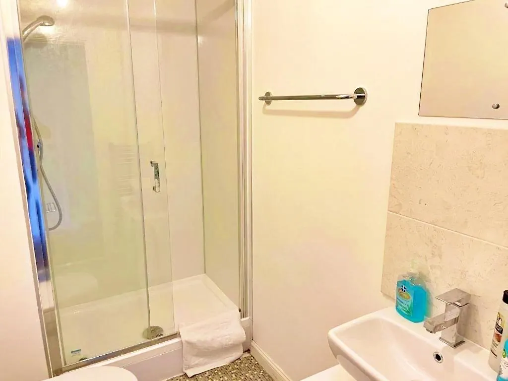 Ferienhaus Newbuild - 3 Bedrooms, 2 Baths,5 Mins From Airport EDI