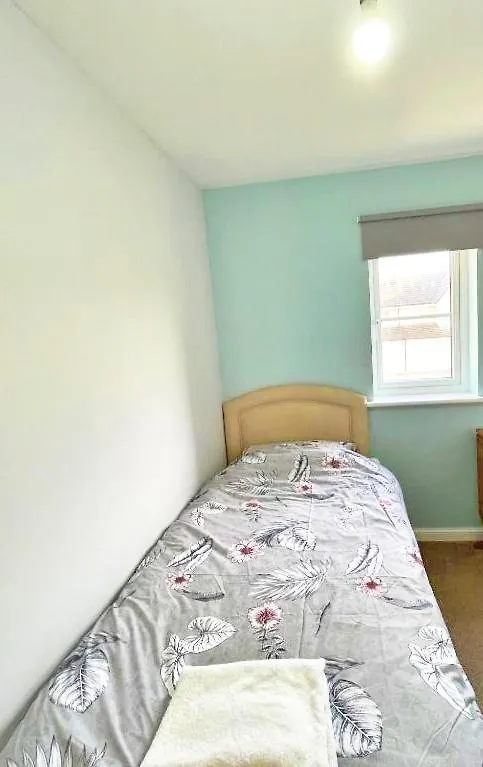 Ferienhaus Newbuild - 3 Bedrooms, 2 Baths,5 Mins From Airport EDI