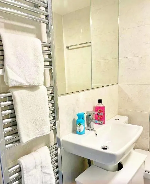 Newbuild - 3 Bedrooms, 2 Baths,5 Mins From Airport Edinburg